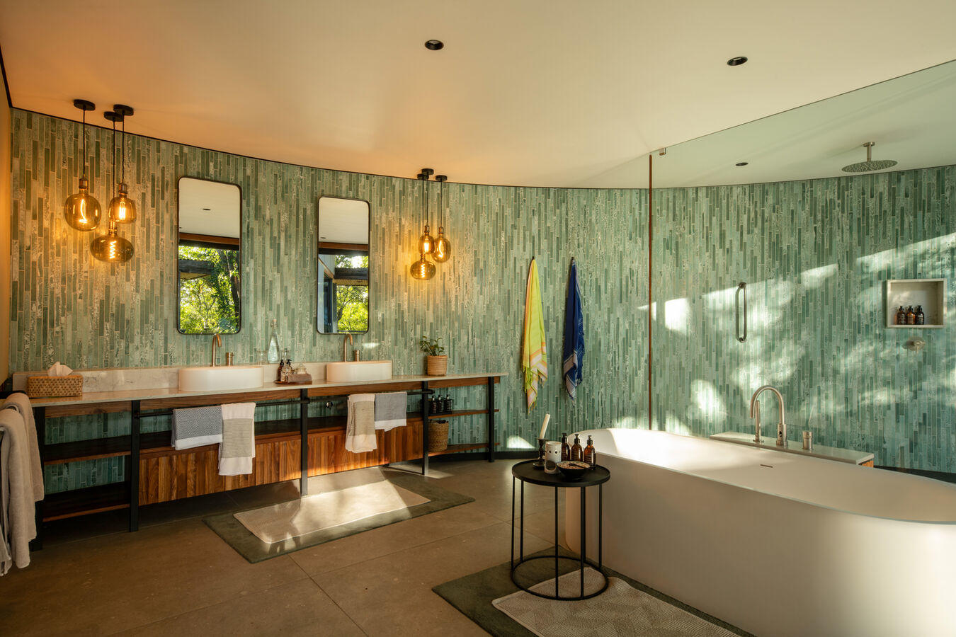 1754555050234family suite main bathroom