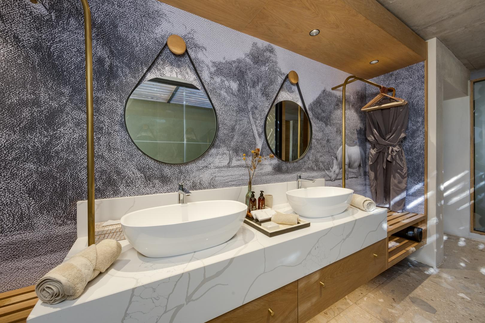 Suite Bathroom 2